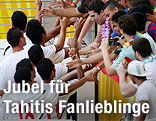 Tahiti-Spieler begrüßen Fans
