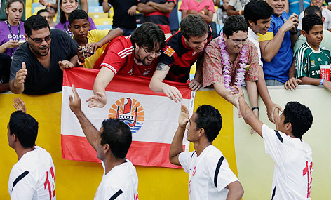 © APA/AP/Felipe Dana Tahiti-Spieler begrüßen Fans