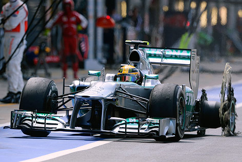 © Reuters/Nigel Roddis Lewis Hamilton mit kaputtem Reifen