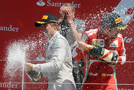 © Reuters/Nigel Roddis Nico Rosberg feiert mit Fernando Alonso