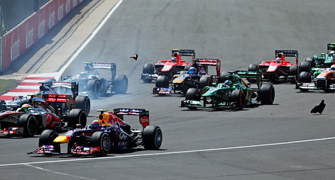 © APA/AP/Lefteris Pitarakis Wagenteile von Mark Webbers (GBR/Red Bull) fliegen durch die Luft