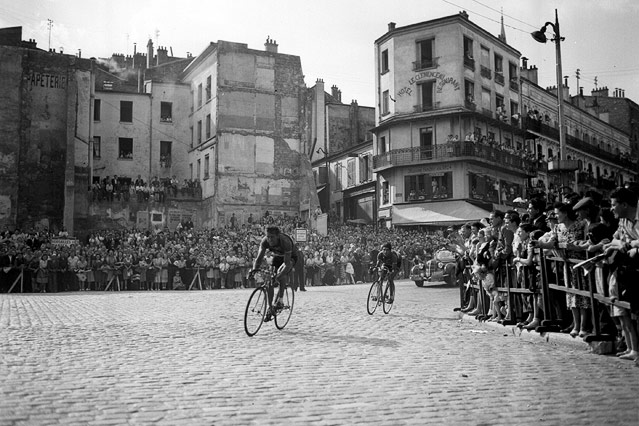 © AP/Aubry Der Franzose Lucien Tesseire und der Italiener Giovanni Corrieri liefern sich im Juli 1945 in Paris unmittelbar vor dem Ziel ein Kopf-an-Kopf-Rennen