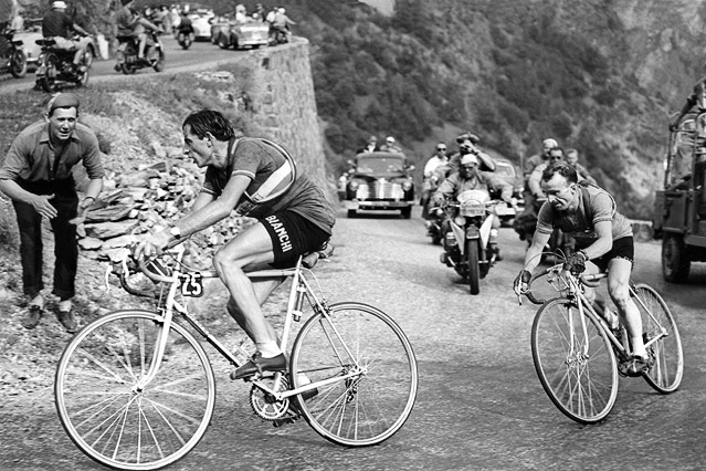 © AP Der Italiener Fausto Coppi übernimmt während des Aufstiegs nach Alpe d'Huez bei der Tour de France 1952 vor dem Franzosen Robic die Führung