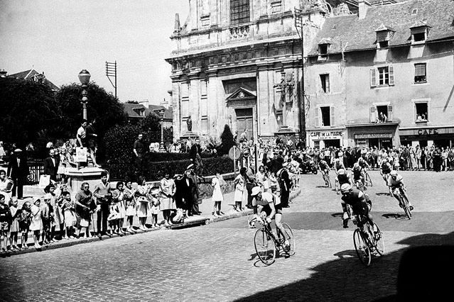 © AP Der Franzose Andre Darrigade of the French team führt 1969 das Rennen in der siebten Etappe in Vannes an