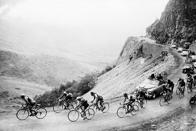© AP Teilnehmer der Tour de France 1955 auf dem Aubisque-Pass in den Pyrenäen
