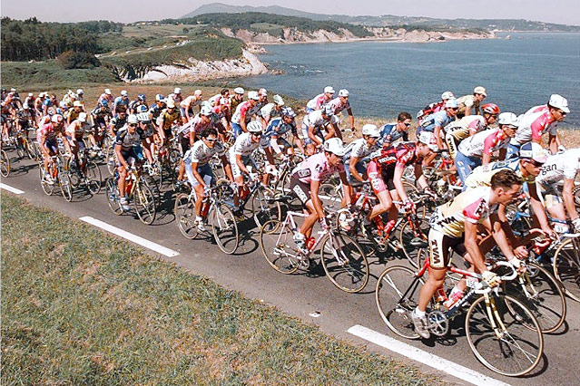 © APA/EPA/Patrick Kovarik Teilnehmer der Tour de France 1996 auf der 19. Etappe entlang der Küste des Atlantischen Ozeans