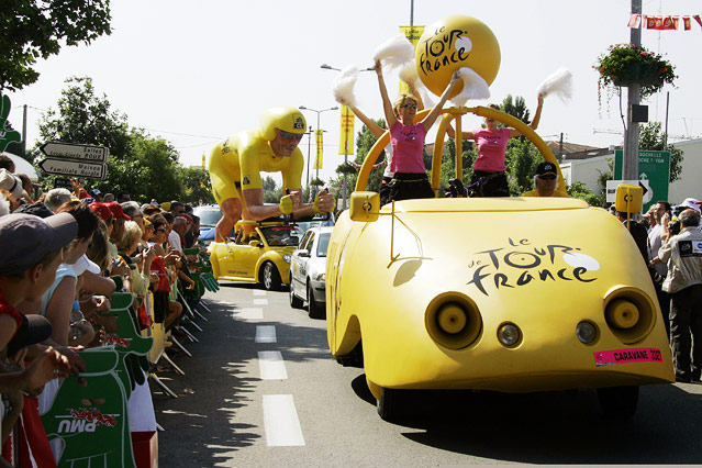 © Reuters/Eric Gaillard Werbekarawane bei der Tour de France in Paris