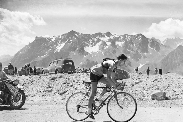 © AP Der Spanier Federico Bahamontes beim Bezwingen des rund 2500m hohen Galibier auf der 19. Etappe der Tour de France, am 28. Juli 1954
