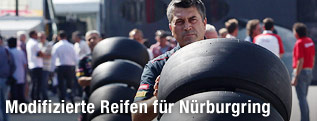 Mechaniker mit Pirelli-Reifen