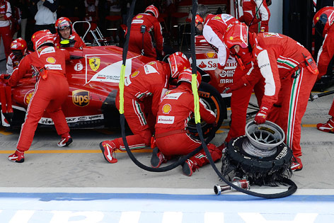 © Reuters/Nigel Roddis Zerfetzter Reifen von Felipe Massas Ferrari in der Box