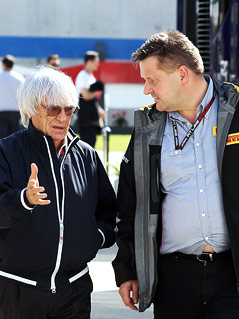 © GEPA/XPB Images/Moy Formel-1-Boss Bernie Ecclestone diskutiert mit Pirelli-Motorsport-Direktor Paul Hembery