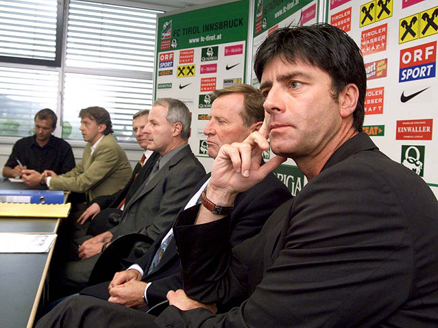 FC Tirol-Trainer Joachim Loew, RA Hansjoerg Mader und  FC  Tirol-Praesident  Othmar Bruckmueller