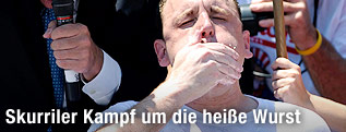 Joey Chestnut beim  Nathans Hotdog Eating Contest, New York