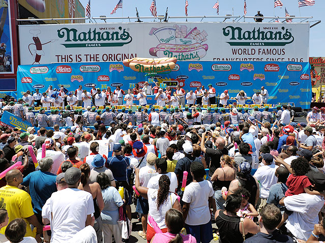 © APA/EPA/Peter Foley Bilder vom Nathans Hotdog Eating Contest, New York