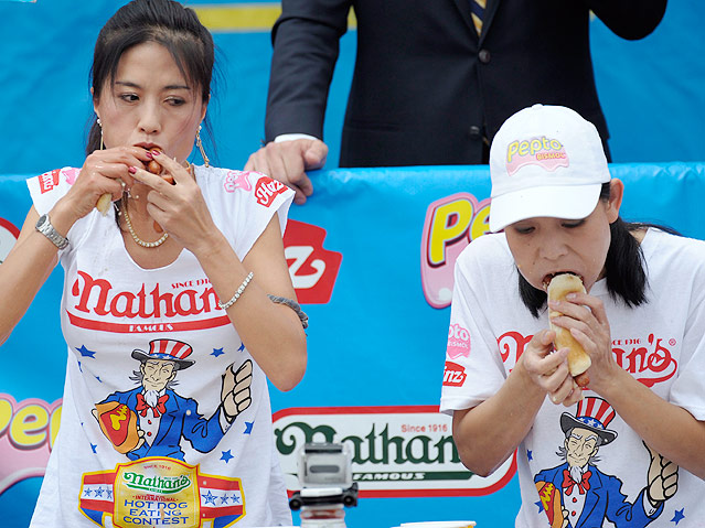 © APA/EPA/Peter Foley Bilder vom Nathans Hotdog Eating Contest, New York