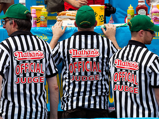 © AP/John Minchillo Bilder vom Nathans Hotdog Eating Contest, New York