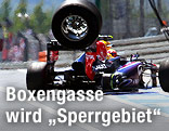 Reifen fliegt durch die Boxengasse
