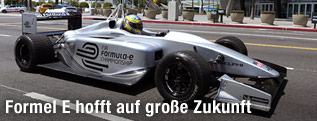 Lucas di Grassi f&auml;hrt mit einem Formel-E-Wagen durch Los Angeles