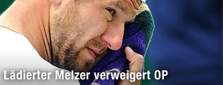 Jürgen Melzer wischt sein Gesicht mit einem Handtuch ab