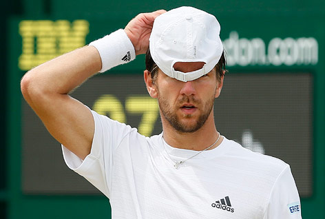 © Reuters/Stefan Wermuth Jürgen Melzer mit Schirmkappe vor seinem Gesicht