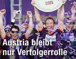 Jubelnde Austria-Spieler mit Meisterteller