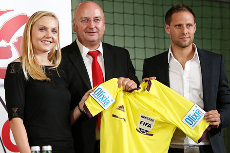 © GEPA/Mario Kneisl Ines Breznik (Croma Pharma), Praesident Hannes Rinner (Bundesliga) und Schiedsrichter Harald Lechner