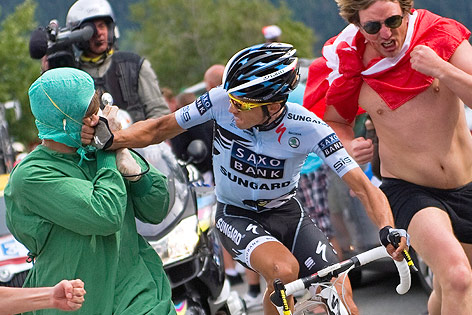 Alberto Contador versetzt einem als OP-Arzt verkleideten Fan einen Schlag ins Gesicht