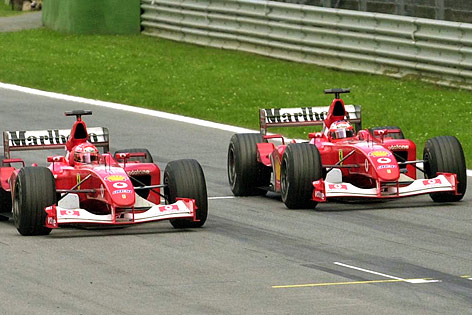 Michael Schumacher (Ferrari) überholt 2002 in Spielberg seinen Teamkollegen Rubens Barrichello kurz vor dem Ziel