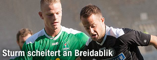 Nichlas Rohde (Breidablik) und Christian Klem (Sturm) im Zweikampf