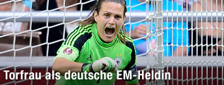 Nadine Angerer (Deutschland) jubelt nach einem gehaltenen Elfmeter