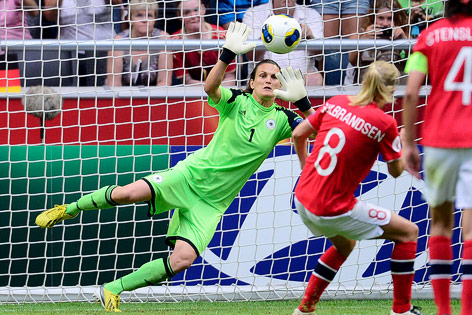 © GEPA/Bildbyran/Carl Sandin Nadine Angerer (Deutschland) hält einen Elfmeter