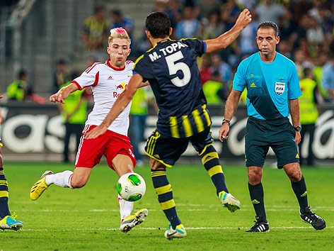 Kevin Kampl (Salzburg) im Kampf um den Ball