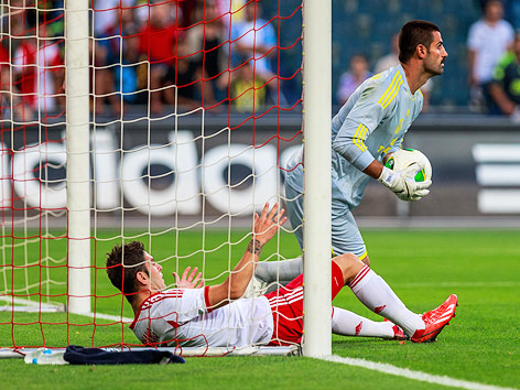 Volkan Demirel (Fenerbahce) und Jonatan Soriano Casas (Salzburg)