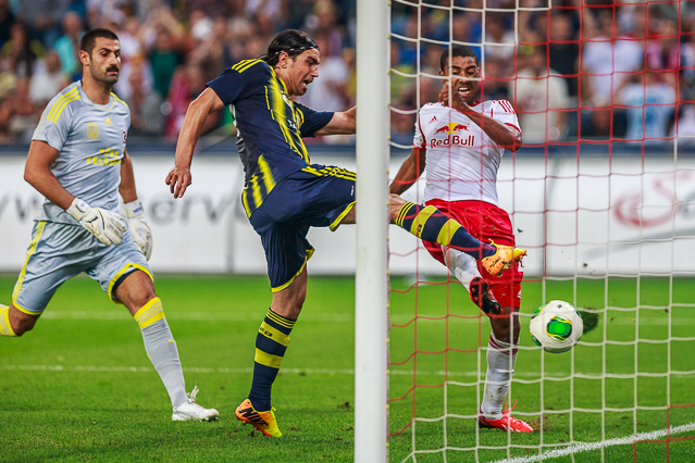 Zweikampf im Spiel Salzburg gegen Fenerbahce