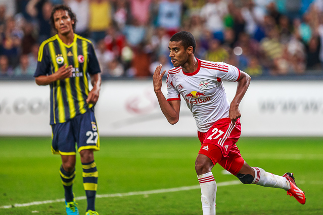 Zweikampf im Spiel Salzburg gegen Fenerbahce