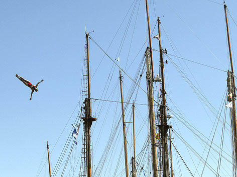 Turmspringer vor einem Segelschiff