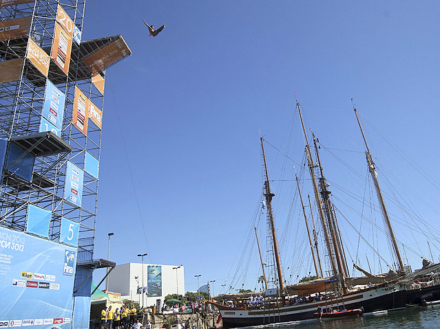 Turmsprunginstallation vor einem Segelschiff