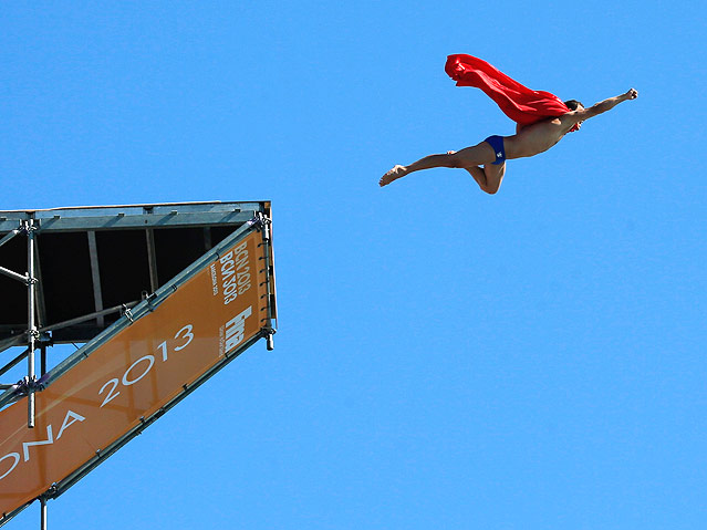 Klippenspringer als "Superman" verkleidet