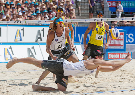 Janis Smedins (Vordergrund) und Teamkollege Alexandrs Smoilovs (LAT) gegen Pablo Herrera (li/Hintergrund) und Adrian Gavira (ESP)