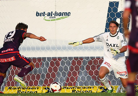 © APA/EXPA/Thomas Haumer Marko Stankovic (Austria (li)) bezwingt Tormann Thomas Gebauer (Ried) und erzielt den Führungstreffer