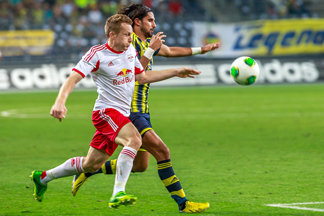 Zweikampf im Spiel Salzburg gegen Fenerbahce