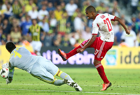 © GEPA/Felix Roittner Volkan Demirel (Fenerbahce) und Alan de Carvalho (Salzburg)