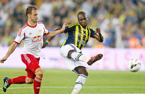 © APA/EPA/Tolga Bozoglu Fenerbahces Moussa Sow erzielt das 2:1