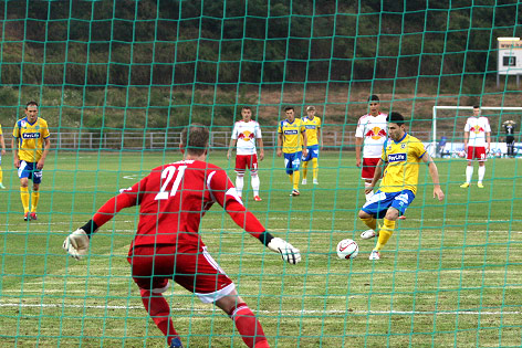 Thomas Daehne (Liefering) und Mirnes Becirovic (Vienna)