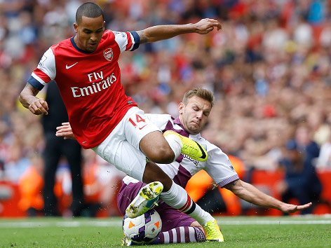 © APA/AP/Kirsty Wigglesworth Theo Walcott (Arsenal) und Andreas Weimann (Aston Villa)
