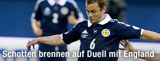 Schottlands Angreifer Shaun Maloney am Ball