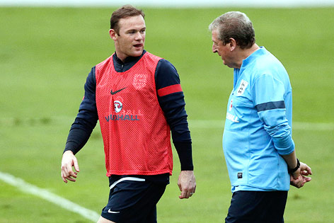 © Reuters/Ricardo Moraes Der britische Nationalspieler Wayne Rooney spricht mit seinem Coach Roy Hodgson