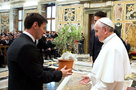 © APA/AP/Osservatore Romano Papst Franziskus erhält ein Geschenk von dem argentinischen Nationalspieler Lionel Messi