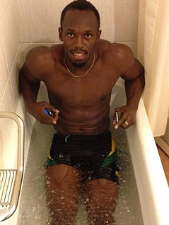 © https://twitter.com/usainbolt Usain Bolt liegt in der Badewanne