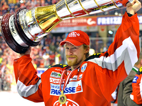 © GEPA/Michael Riedler Jamie Lundmark (KAC) mit Pokal